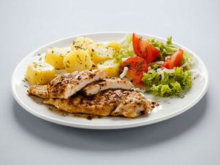 Filet z kurczaka z grilla ,ziemniaki, surówka, zupa gratis