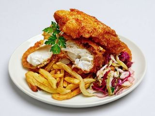 Ryba sola panierowana, ziemniaki, surówka, zupa