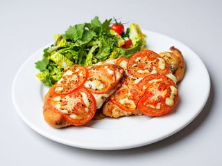 Ryba sola z pomidorami i mozzarellą, ziemniakami, surówka,zupa