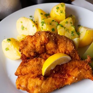 Schab po czesku w panierce ziemniaczanej, ziemniaki, surówka, zupa