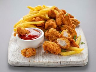 5 szt Nuggetsy z kurczaka,frytki,surówka,zupa,sos
