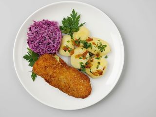 Pierś z kurczaka ,De Volaille ,masło ,ser,  ziemniaki, surówka, zupa dnia 