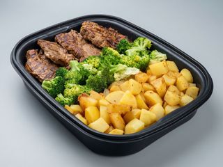 Karkówka z grilla, ziemniaki, surówka, zupa