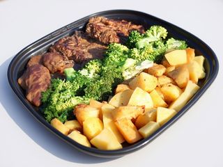 Wątróbka drobiowa, ziemniaki, surówka, zupa