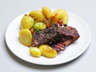 Żeberko wieprzowe pieczone, ziemniaki ,zestaw surówka ,zupa 