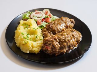 Rolada wieprzowa w sosie,nadziewana boczkiem  cebulą,ziemniaki,surówka,zupa