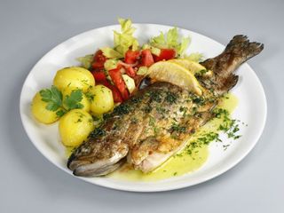 1 szt Pstrąg pieczony, ziemniaki, surówka, zupa