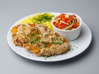 Filet z kurczaka panierowany ,ziemniaki ,surówka