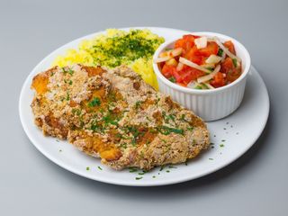 Kotlet schabowy tradycyjny, ziemniaki, surówka