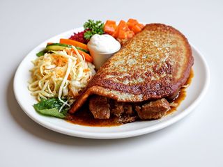 Placek po węgiersku,placek ziemniaczany,gulasz wieprzowy,surówka