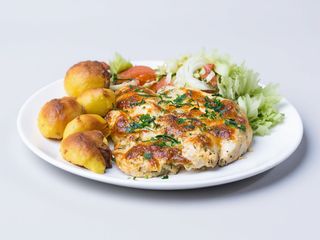 Polędwica z kurczaka,ziemniaki,surówka