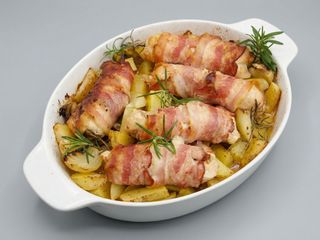 Rolada wieprzowa w sosie,nadziewana boczkiem i cebulą,ziemniaki,surówka