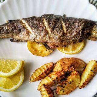 1szt Pstrąg pieczony, ziemniaki, surówka