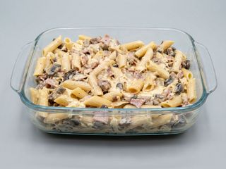 Zapiekanka makaronowa z pieczarkami,makaron,szynka,pomidor,ser,pieczarki