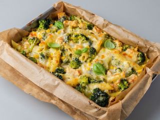 Zapiekanka makaronowa z brokułami,makaron,brokuły,czosnek,ser,sos kremowy