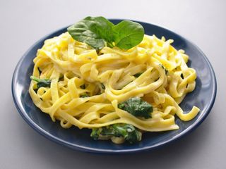 Makaron Tagiatelle, ser lazur,szpinak,śmietana,czosnek,przyprawy