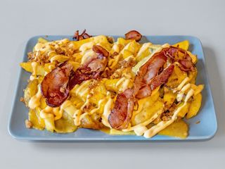 Frytki na wypasie ,frytki stekowe ,grillowany bekon ,cebulka prażona, sos 