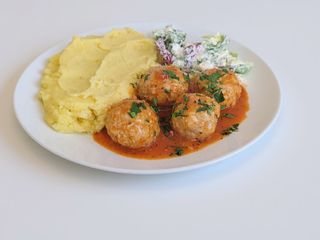 3 szt pulpety w sosie pomidorowym,ziemniaki,surówka