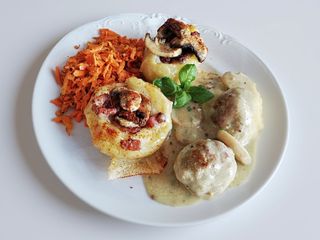 Pierś z kurczaka zapiekana z boczkiem i serem, ziemniaki surówka, zupa dnia