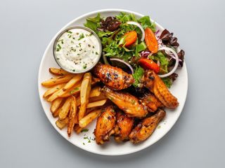 Piwoszki 10 szt skrzydełko pieczone ,ziemniaki, surówka