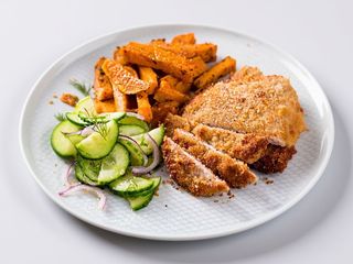 Frytki z batatów +schabowy+sos