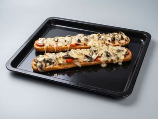 Zapiekanka mega ( bułka 40 cm),ser,szynka wiejska,boczek ,salami,cebula