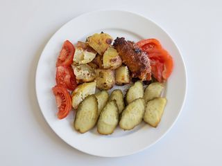 Schab po wiejsku, schab ,bekon, ogórek kiszony, musztarda ,ziemniaki  surów