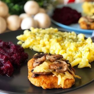 Kotlet farmerski filet,pieczarki,papryka,ser,pasta ,ziemniaki,surówka,zupa 