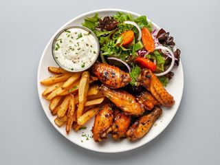 Piwoszki 10 szt skrzydełko pieczone ,ziemniaki ,surówka ,zupa