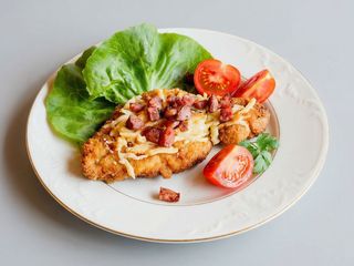 Schab po góralsku,ser wędzony,bekon grillowany,żurawina,ziemniaki,surówka