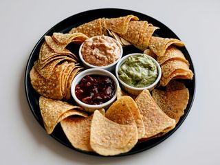 Nachosy z dipem 90 g (sos do wyboru)