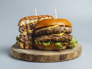 Burger Doubel Beef,mega bułka 2xmięso wołowe , pomidor, ogórek ,sałata, sos