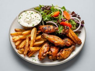 Piwoszki 10 szt skrzydełka, pieczone, frytki ,pepsi 0,5 l sos