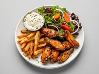 Piwoszki 10 szt skrzydełka pieczone frytki surówka,0,5lpepsi sos