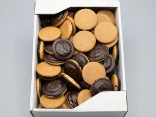 Biszkopt z galaretką o smaku wiśniowym w polewie kakaowej 800 g