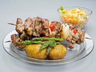 Szaszłyk drobiowy, ziemniaki, surówka