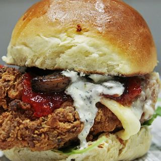 Bułka mega z stripsami, sałata, sos, pepsi 0,5 l