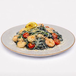 Czarne spaghetti z krewetkami