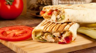 Kebab w cieście z żółtym serem