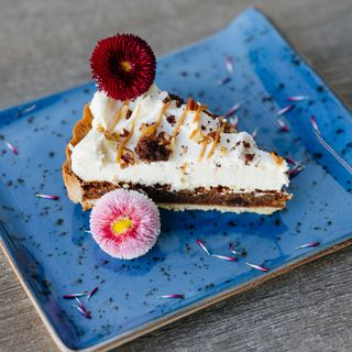 Tarta z białą czekoladą i orzechami pekan