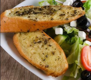 Pieczywo czosnkowe zapiekane serem