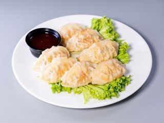 Pierożki gyoza warzywne z sosem firmowym