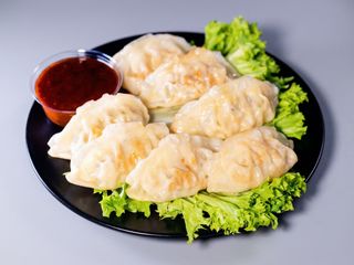 Pierożki gyoza z kurczakiem i grzybami z sosem firmowym