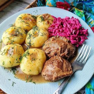 Karczek w sosie kluski śląskie  buraczki