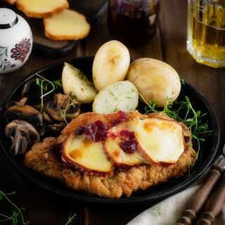 Schab z grilla z plasterkiem boczku i oscypkiem