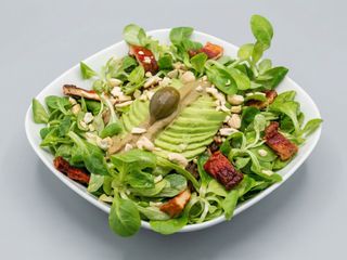 Sałatka z boczkiem, szpinakiem i suszonymi pomidorami 220 gr