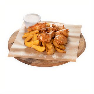Chicken Wings BOX z frytkami z sosem czosnkowym