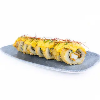 Chrupiące uramaki z kurczakiem i opalanym cheddarem 8 szt.