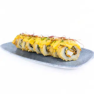 Chrupiące uramaki z kurczakiem i opalanym cheddarem
