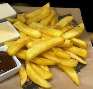 Frytki belgijskie z sosem i posypką
